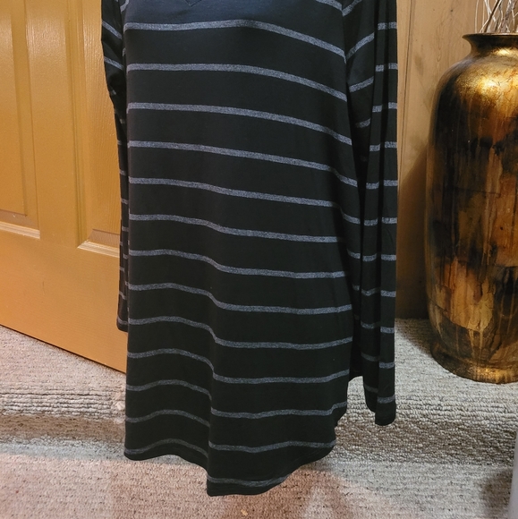 💜 New Black & Charcoal V-Neck Top - Picture 4 of 4